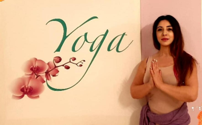 **Zertifizierte Yogalehrerin (AYA) ERYT200/RYT500, Dipl.-Biologin, Personal-Businesscoach, Hypnotherapeutin, Reiki-Meister Usui),